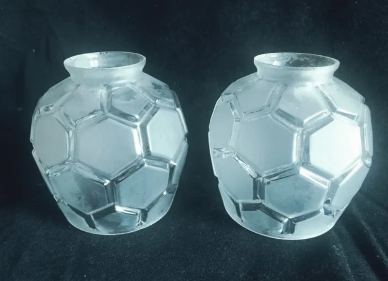 Une imposante statue gorille noir en résine polie trône au centre d’une galerie d’art contemporain, entourée de murs blancs et d’un éclairage discret, mettant en valeur ses lignes épurées et sa surface réfléchissante. 